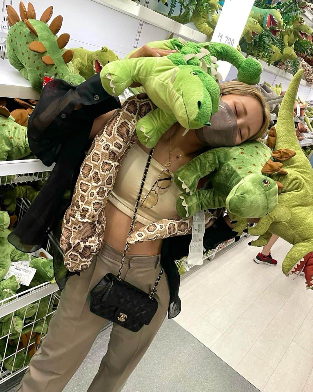 金田久美子さんのインスタグラム写真 - (金田久美子Instagram)「恐竜だらけで テンション ハイパーブチ上がり バチバチボンバーーー ちょべりぐ‼︎  古。 だで年寄り扱いされるのかな。  #熟女じゃねぇし😒」7月3日 23時15分 - kinkumiringo93