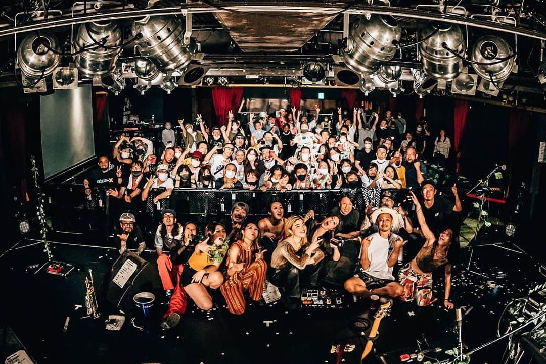 のインスタグラム：「Full Album “BOHEMIA”の東京&大阪リリースパーティー、完！  おそくなりましたが、ご来場くださった皆さまありがとうございました。  私たちにしては音数の少ない新曲達にただならぬ緊張感を持ちワンマンを迎え、 大阪では大好きなバンドとスリーマンで、とっても充実したリリパを経させていただきました。  大阪で力を貸してくださった #HAKAIHAYABUSA と #SUNSHINEDUB そして #ヨンロク くんfromヨンバルカン、そして心斎橋JANUSとの時間は、終始暖かい空気と音楽的な刺激に溢れ、お祝い尽くされたバンドにとってご褒美のような一日でした。  またここに帰って来れるよう、私たちにしかやれないことをKeep goin💥  旅は続きます🚌🔥  Photo by @kohey_livephoto   #BOHEMIA #ORESKABAND」
