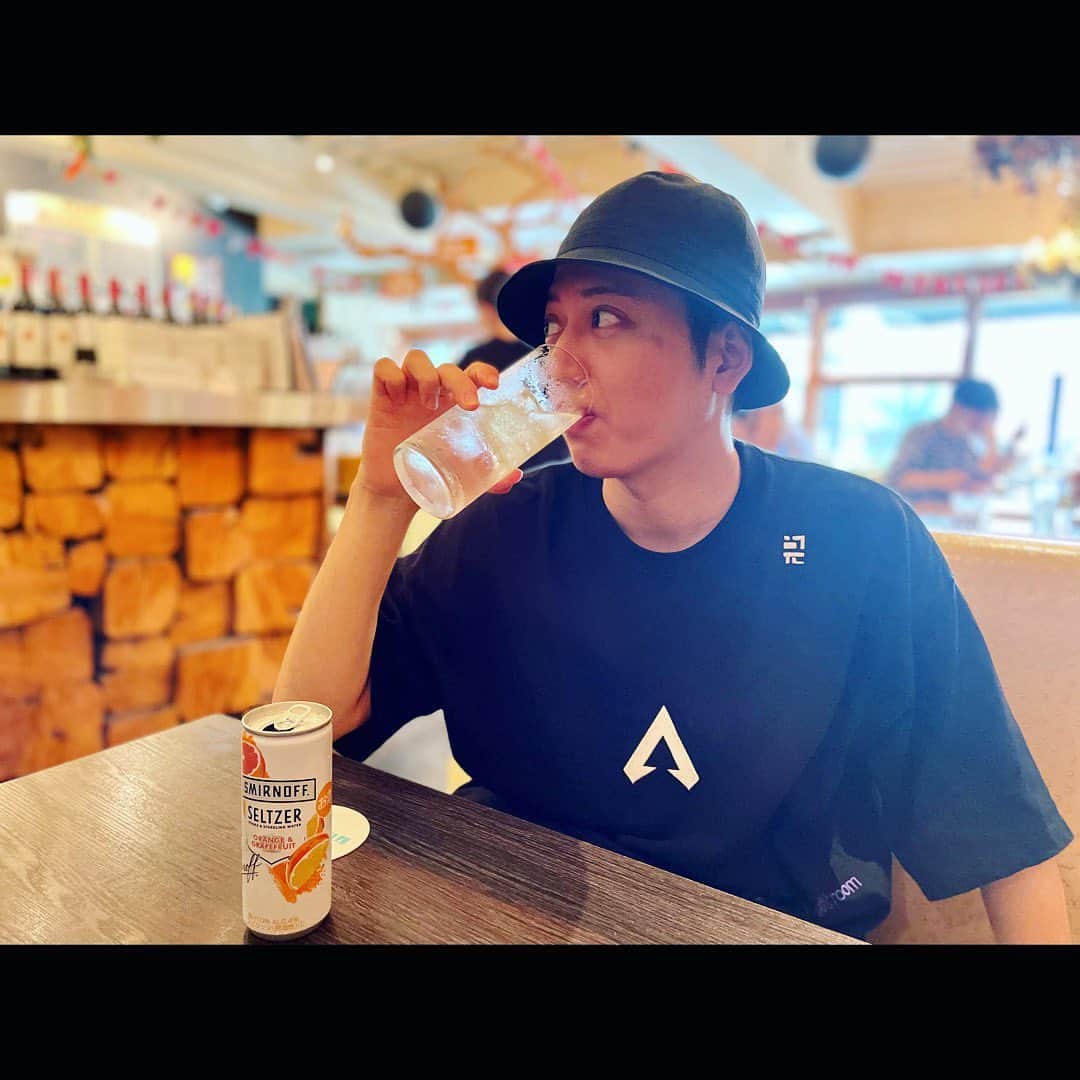 のインスタグラム：「先日、Smirnoff SELTZER @smirnoff_jp を飲みに @frames_nakameguro に行ってきました！ 控えめな甘さで、飲みやすいボリューム感。 食事の際、少しお酒も飲みたいなって時のお供にちょうどいいなー。 ホワイトピーチとオレンジ&グレープフルーツの2種類のテイストで、僕はオレンジの方を飲みました🍊  #スミノフ #スミノフセルツァー　 #AD」