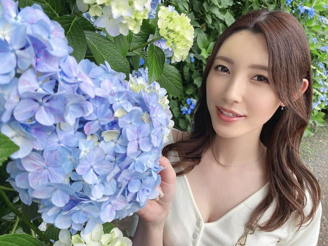 森沢かなのインスタグラム：「7月もよろしくね🌻🍉👒 今月は10周年に中の人の誕生日なので プレゼントお待ちしております😆」