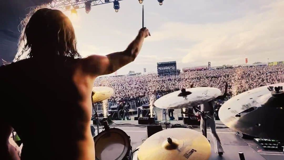 ルーファス・テイラーのインスタグラム：「More from @downloadfest What a crowd, we love ya! #thedarkness  📸 - @jennymayfinn」