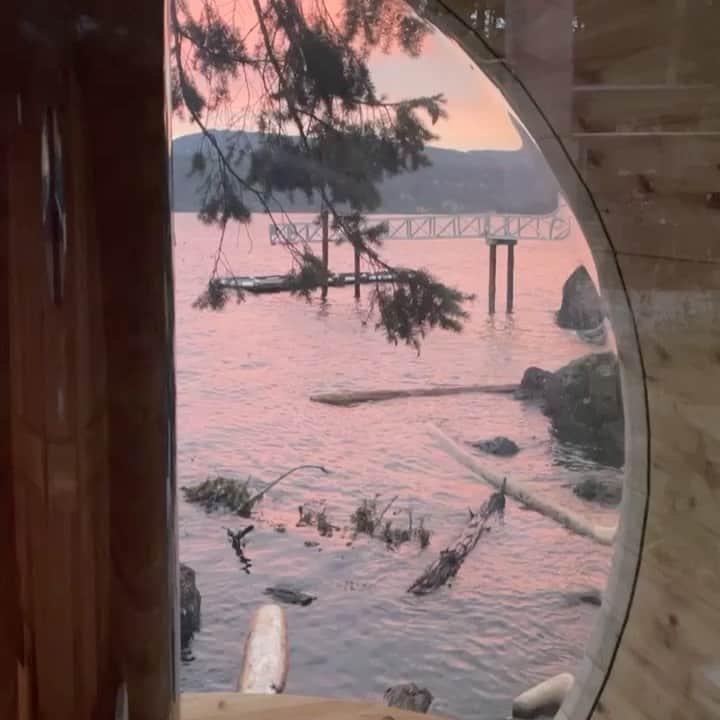 ハンナ・シモンのインスタグラム：「I mean bruh from sunset saunas to basic female autonomy Canada as a country is just a whole flex on the world.」
