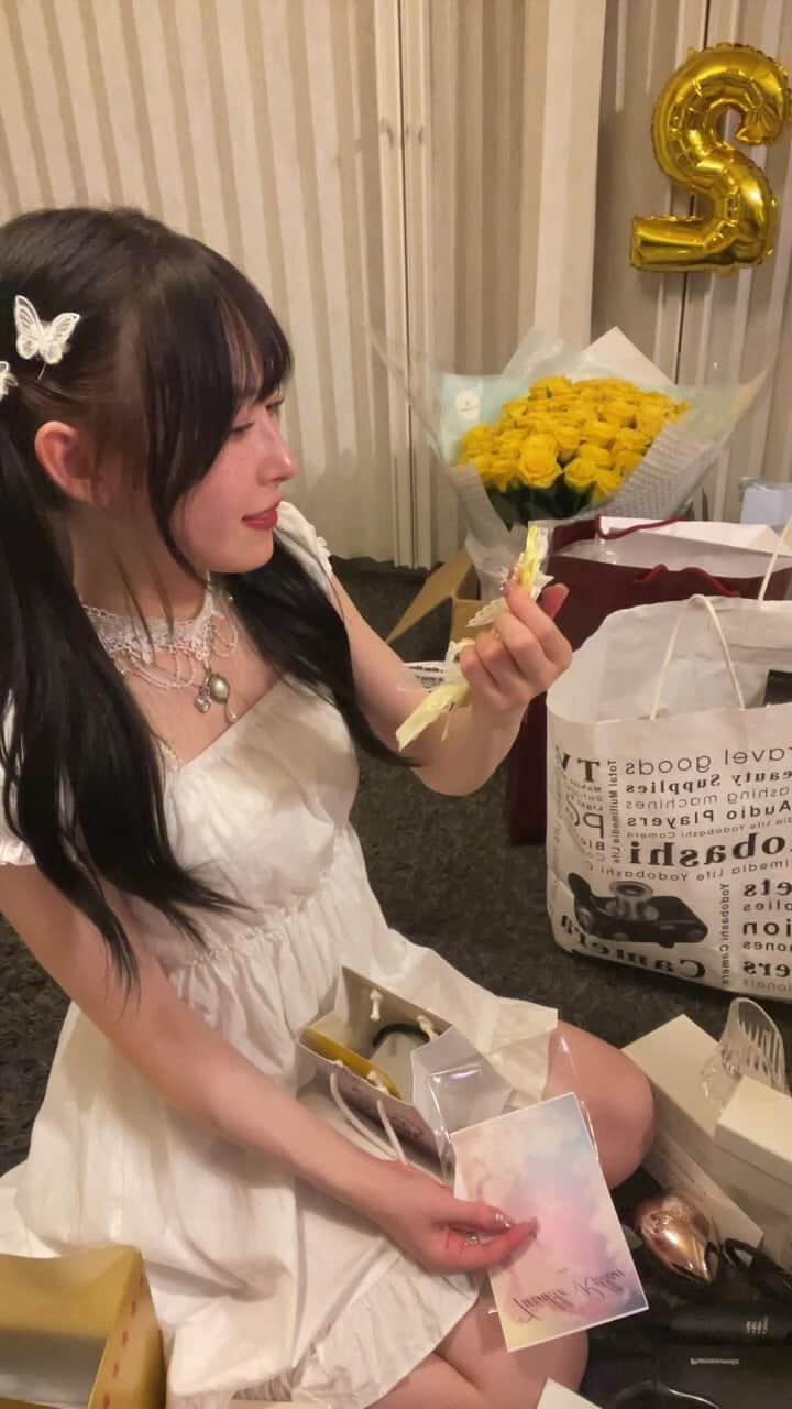 島村嬉唄のインスタグラム：「誕生日プレゼント開封🎁」