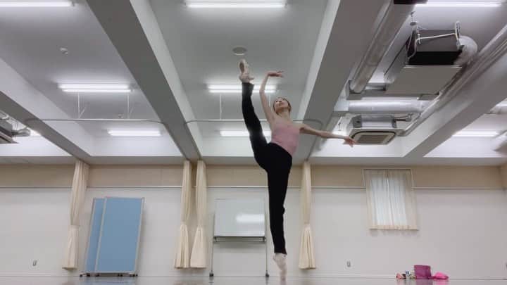 のインスタグラム：「・ Getting ready for the Kiev Ballet fundraising performance in Tokyo on July 5th💛💙 #prayforUkraine #nomorewar  Leotard/レオタード: @keithlinkdancewear  Pointe shoes/ トウシューズ: @virtisse   ********  7月5日、昭和女子大学人見記念講堂で行われます 《キエフ・バレエ支援チャリティーBALLET GALA in TOKYO》にに向けて調整中。  本公演のチケット予約は終了致しましたが、配信視聴が可能です。 ◇販売期間：2022年7月1日（金）12時～7月11日（月）20時迄 ◇視聴可能期間：2022年7月5日（火）18時30分～7月11日（月）23時59分 ◇料金・視聴チケット：2000円（税込）  詳細は公演公式HPから。    ********  《千葉市主催　バレエワークショップ》 ・7月7日 ・千葉県千葉市美浜文化ホール  ******** 《田中バレエ・アート　ワークショップ》 ・７月9日、10日、11日 ・大阪府豊中市城山町1丁目2-19 @tanakaballet   ******** 《バレエ・アルテ主催　「奏舞」公演&ワークショップ》 ・7月16日、17日、18日 ・軽井沢大賀ホール @kanade_mai2022   ******** 《エンジェルR ワークショップ》 ・7月24日 ・ 東京都港区南青山5-4-40 Ａ-ＦＬＡＧ骨董通り B2 @angelr_ballet   ******** 《BALLET FUTURE 2022 公演》 ・7月26日 ・メルパルクホール東京  ******** 《田中バレエ・アートStar Lights公演》 ・8月2日　 ・大阪府枚方市総合文化芸術センター @tanakaballet   ******** 《札幌芸術の森バレエセミナー　2022》 ・8月3日〜7日 ・札幌芸術の森 @geimoriballet」