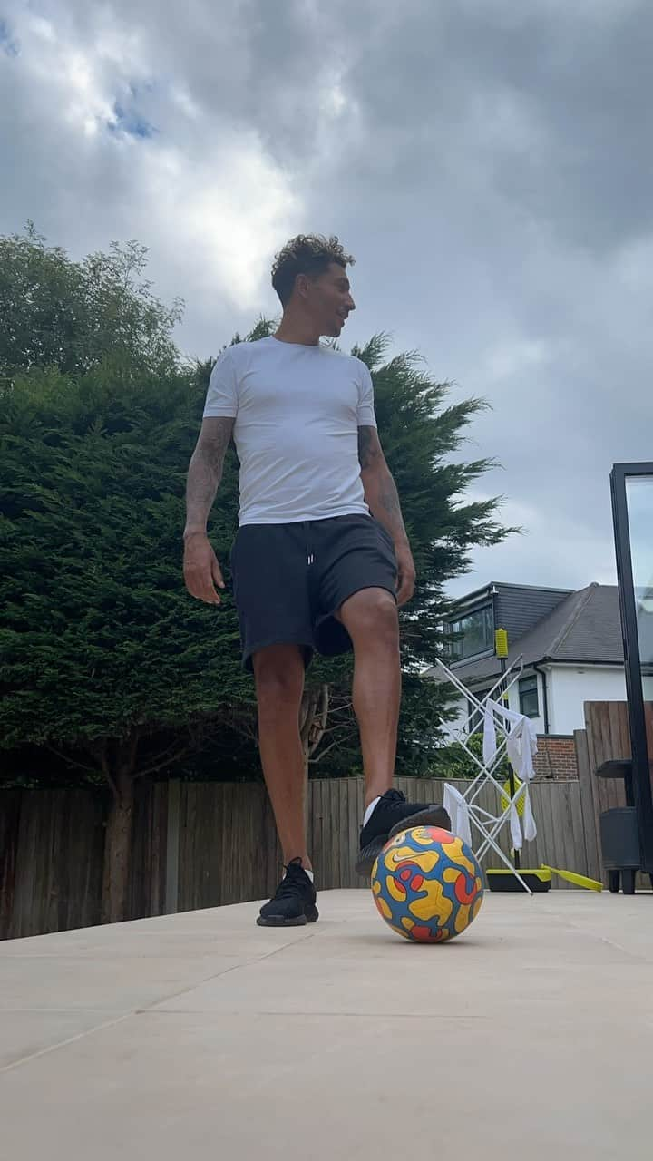 ジェイ・ボスロイドのインスタグラム：「3 ciders & 1003 kickups later - mum still does my laces though⚽️🍺☺️ #baller  1000k kickup challenge @david8noble  Show me suttin🤷🏽 If you can do it pass on the challenge tag me!!」