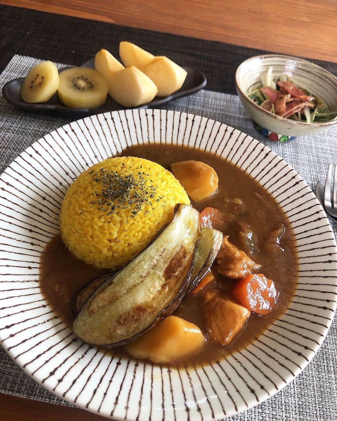 高見侑里さんのインスタグラム写真 - (高見侑里Instagram)「◡̈♥︎ 今日のお昼ごはん😋🍛  毎日暑いですが、栄養をしっかり摂って身体も心も健やかに過ごしていきましょう✊  #カレーライス #ターメリックライス」7月4日 13時08分 - yuri_takami_official
