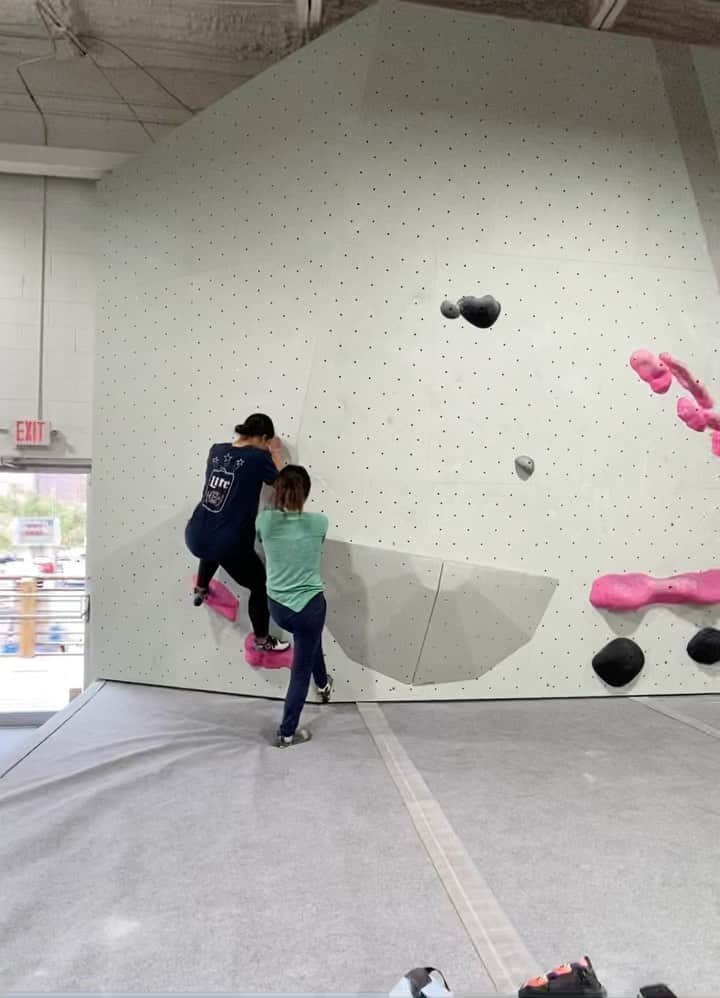 エイミー・ヤンのインスタグラム：「Buddy bouldering with my buddy @jennifermsong SHE IS SO STRONG💪👀 carrying me to the end of the course. #workout #fun #golfers #bouldering」