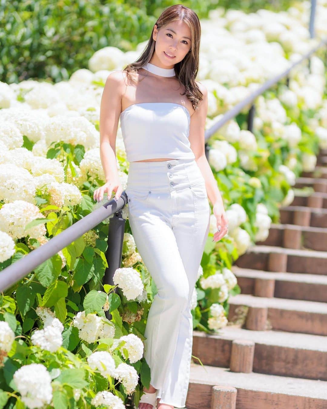のインスタグラム：「おはよう〜🌞🤍  今日は天気悪いけどお仕事頑張って下さいね🤍✨ 白紫陽花🪷は綺麗やなぁ🥹💓  #portraitphotography #photography #portrait_shots#portraitmood #japanesegirl #rq#flowers#hydrangea #whitecode #hydrangeas  #ポートレート#紫陽花ポートレート  #ポートレートモデル#梅雨明け #撮影会#撮影会モデル#紫陽花#白紫陽花 #白コーデ」