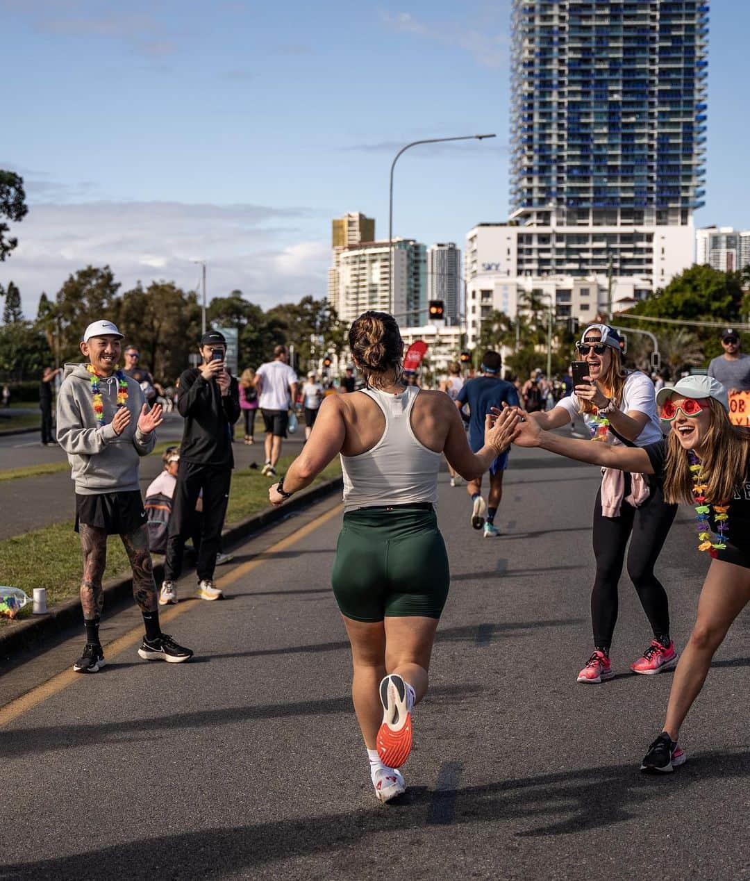 フィービー・ディ・トマソのインスタグラム：「Alternate ending to Season 2 of Marathon WAGs 🙃 #viewerschoice @gcmarathon   ❤️‍🔥 @patrickupthere ❤️‍🔥@richardjohnston43❤️‍🔥@mardic7 ❤️‍🔥@iamrazzzzzzz ❤️‍🔥 @pippa___monti ❤️‍🔥@tom_sharry ❤️‍🔥  📸 @hunter.athletics」