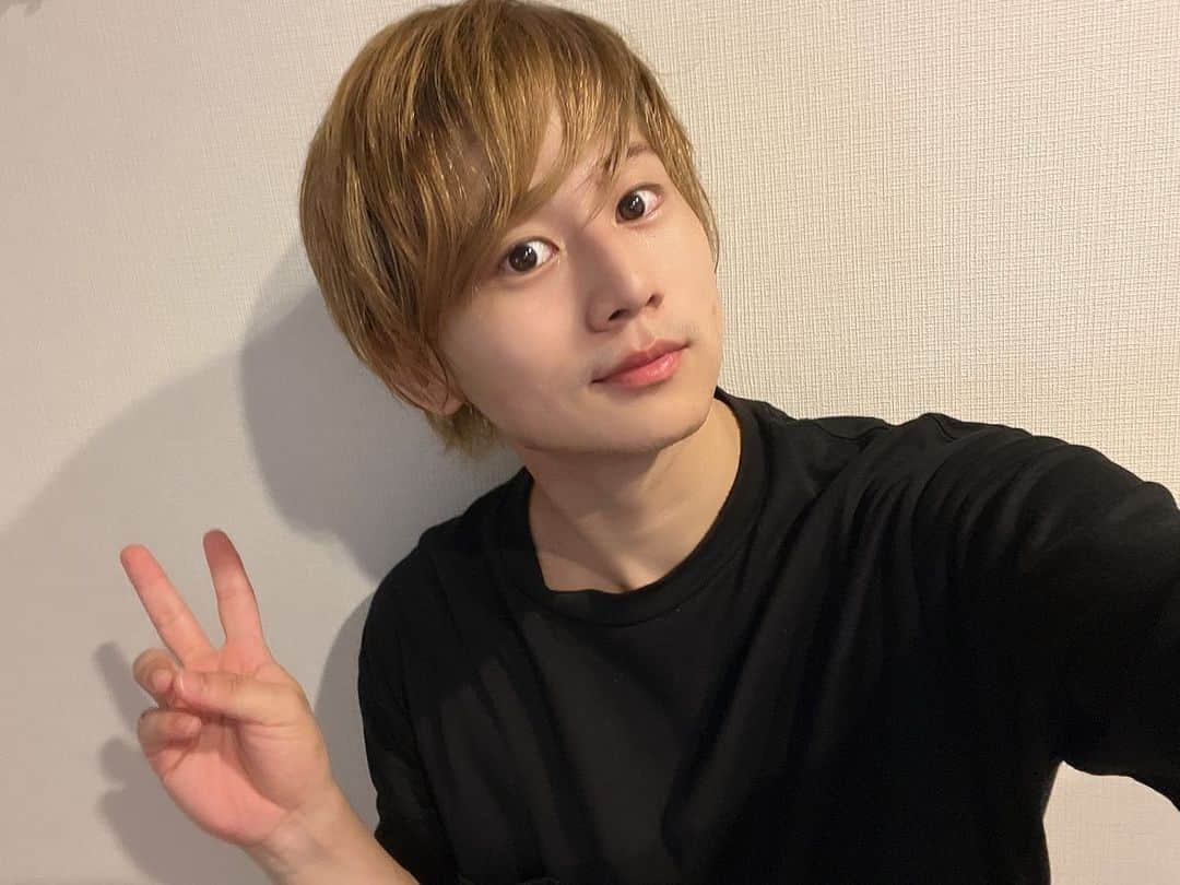 大池瑞樹のインスタグラム：「髪の毛イメチェンしました🙆‍♂️✨ どうかなー？  ギリギリのギリまで迷ったんですが、やっぱり派手な色にしました♫  髪色変えたので、 気持ちも切り替えて頑張ります！  @hairsalon1214  #hairsalon1214」