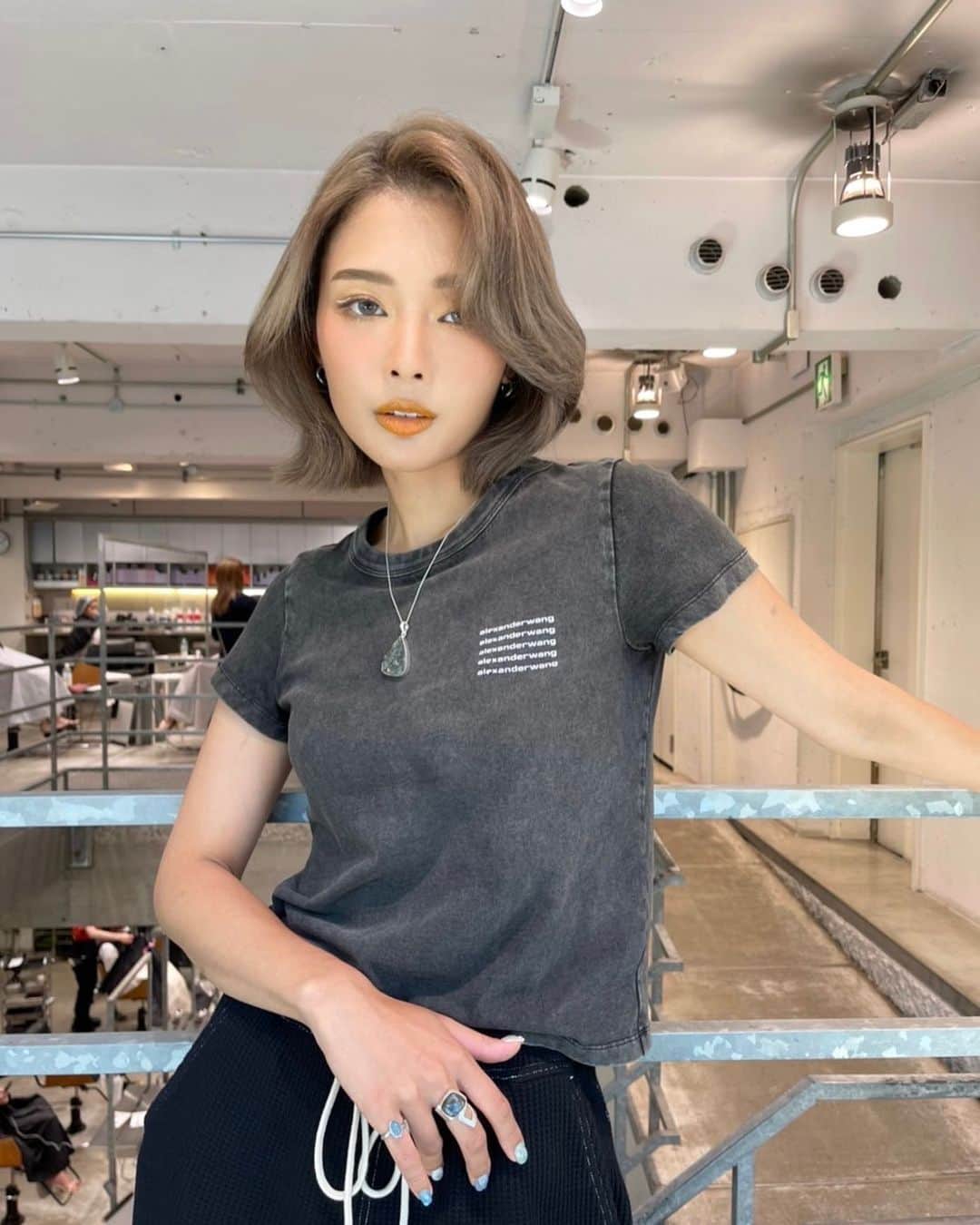 のインスタグラム：「new hair🤍  @taiga_kirihigashi  @shima_official_account   ▫️Wang Hong Layer Bob ▪️Bleach on Vanilla Greige ▫️1~2bleach  #SHIMA #hairbytaiga」