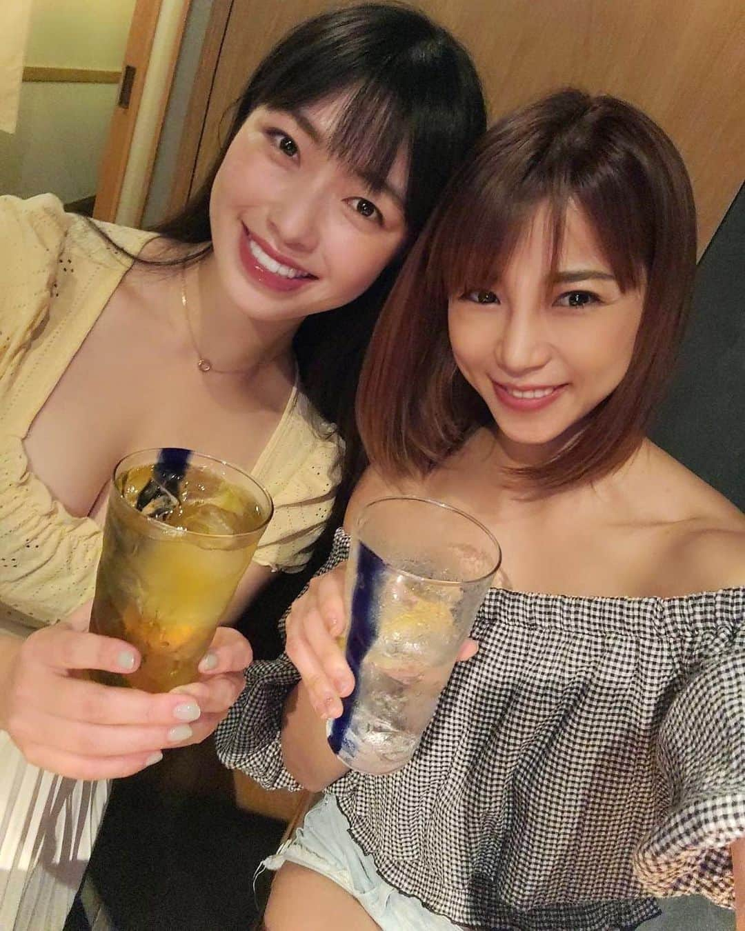 小田飛鳥のインスタグラム：「周りに優しい人ばかりで本当に嬉しい🥹 人のために見返りを求めず出来るって本当に素晴らしいし、自分もそう言う心持ちで居ようと思う💓 そして私の周りに美女が多いのは、前世で徳を積み過ぎたからだと真剣に思ってる 人の幸せを自分の幸せの様に思えるのは素敵な事なんだなって思う🥰 #myfriends #myfriend  そしてかき心率が高いので、かき心には美人が多いと言うことですね。笑 @roppongi.kakishin  #かき心」