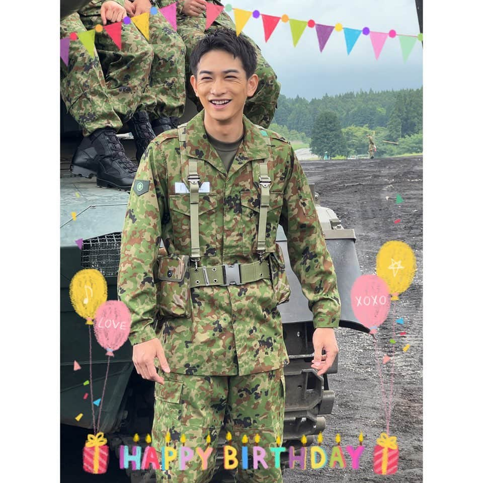 テッパチ！のインスタグラム：「㊗️#HappyBirthday🎉✨  きょう7月4日は🗓 国生宙役 #町田啓太 さんの お誕生日です🎂 おめでとうございます❣️🥳  座長として“熱く”“明るく” 現場を引っ張って くださっている町田さん  #みんな大好きチュウスマイル #自衛官チュウ #に会えるまで #あと2日❗️ #テッパチ #水10 フジ系 7月6日(水)夜10時🪖」