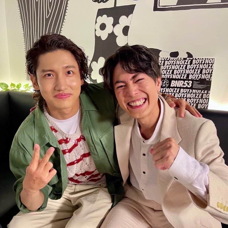 のインスタグラム：「＼出演情報🏠🪄／  こんや！ 7月4日(月)よる10時📺 『#グータンヌーボ2 スペシャル』に #間宮祥太朗 さんが出演！  昨日の写真のアザーカット📸 #東方神起 の#チャンミン さんとの ツーショットver.を公開🙌✨  このお2人、 ロケ中に似た者同士だと発覚👀！  男同士のトークは終始大盛り上がり！ 間宮さんの笑顔からも 楽しさが伝わってきます😂  ここでしか聞けない ガチ本気の貴重なぶっちゃけ男子トーク🗣 ぜひぜひお見逃しなく👀✨  #魔法のリノベ #月10ドラマ #カンテレ」