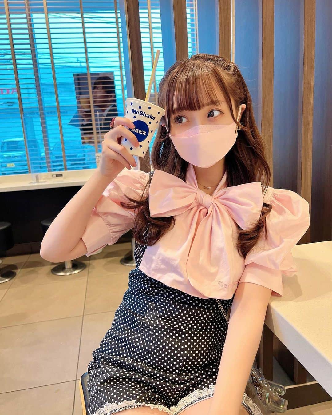 のインスタグラム：「カルピスシェイク美味しかった❤︎  #マック#マックカフェ  #mac#マクドナルド#カルピス#カルピスシェイク #treatürself#トリートユアセルフ #ごんブラウス#ピンクブラウス#リボンブラウス #ドットコーデ#オールインワン」