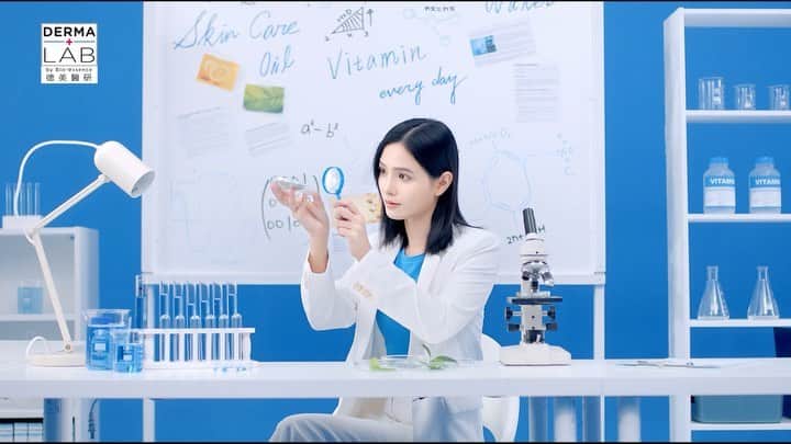 吳子霏（Ellen Wu）のインスタグラム：「⁡ 上次做了問答的活動，不少人都想問肌膚的保養，今天來跟大家簡單分享一下 ⁡ 這幾年因為拍戲的工作，對於照顧皮膚已經慢慢找出適合自己的方法 ⁡ 最常講也是大家最知道的，但需要提升執行力！！！ 就是運動流汗發揮代謝功能，飲食調理平衡營養跟荷爾蒙分泌，然後透過醫生的判斷來對症下藥 ⁡ 除了這些「內部保養」，再來就是日常所使用的產品，這次的保養新夥伴是德美醫研，針對肌膚的需求，用科學的角度來思考，每天以A+B+C來進行全面性保養 ⁡ 再搭配至少2000c.c.的水分攝取，讓皮膚每天保持最穩定的狀態，素顏出門還是漂亮！ ⁡ 一日實驗員以上，分享完畢，一起變更好💪🏻 ⁡ #德美醫研 #ABC保養方程式」