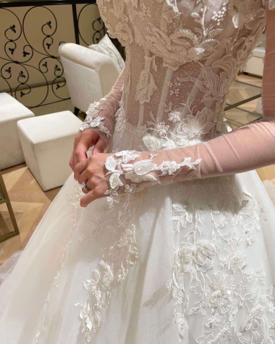 のインスタグラム：「とうとうドレスが届きました☺️✨✨  2年越しのウエディングドレスで、 採寸しにいった時は産後と言う事もあり、 当日着れるかな？体型戻るかな？と不安でいっぱいでした🥲💦  着たい気持ちと気合いで採寸とオーダーをした数ヶ月前。産後、無理は禁物なので、バランスよく体型が整うように身体ととことん向き合い中です🫡🤍  目標は『産前よりも自分の身体を好きになる事』✨  妊娠前はとにかく細ければ美しいと思っていましたが、今は柔らかくしなやかな曲線の中に、女性らしいメリハリがある身体が綺麗だなと感じます😌  産前、産後の身体は自分を通してYouTubeでも発信してきましたが、本当に間違ったケアをするととても負担がかかるんだなぁと実感しました🫣  妊娠産後は、お腹で赤ちゃんを育てていたことと、ホルモンバランスの乱れで関節がゆるみます。そこに育児も加わり、身体がさらに歪んでいくんですよね。なので、日常生活でのちょっとした意識がけがとっても大切🥹  抱っこは片側だけで無く両方でしたり、肩が前に行かないように肩甲骨を寄せてみたり🤍  ウエストは、伸びた皮膚をたるませないために、ウエストニッパーやコルセットをして、固定してました💡 (犬印の産後ウエストニッパー)  骨盤や骨盤底筋も緩んだままだと太りやすくなるだけでなく、血流も滞りホルモンバランスも乱れるので、骨盤を締めるトレーニングを毎日ながらでしてました🙇‍♀️  意外と見落としがちなのが、肋骨です。 産後大きなお腹で開いた肋骨。そのままだと、呼吸が浅くなり、眠りの質が落ちるし、イライラにつながる事も…💦 肋骨ベルトとしピラティスで整えていきました。 (犬印の肋骨ベルト)  産後の身体は交通事故全治10ヶ月相当のダメージ。と言われています。 だからこそ、トライしながら、身体に合うものを一つずつ取り入れては、選ぶことが大切☺️  とはいえ。なかなか手強いのが一つ…。 育児で鍛えられた筋肉💪笑  残りわずか、当日に向けて身体ケア 正直準備が大変すぎて 爆食いしたいところですが…🙃🙃🙃笑 ゆるゆる頑張るぞぉ〜❣️お〜✨  ps. 今日ヘアメイクさんが、わたしと同じドレスを産後4ヶ月で着たと言うお話聞いてやる気が出た😘尊敬！  #産後ダイエット　#ウエディングドレス　#ガリアラハヴ　#galialahav #ウエディングフォト」