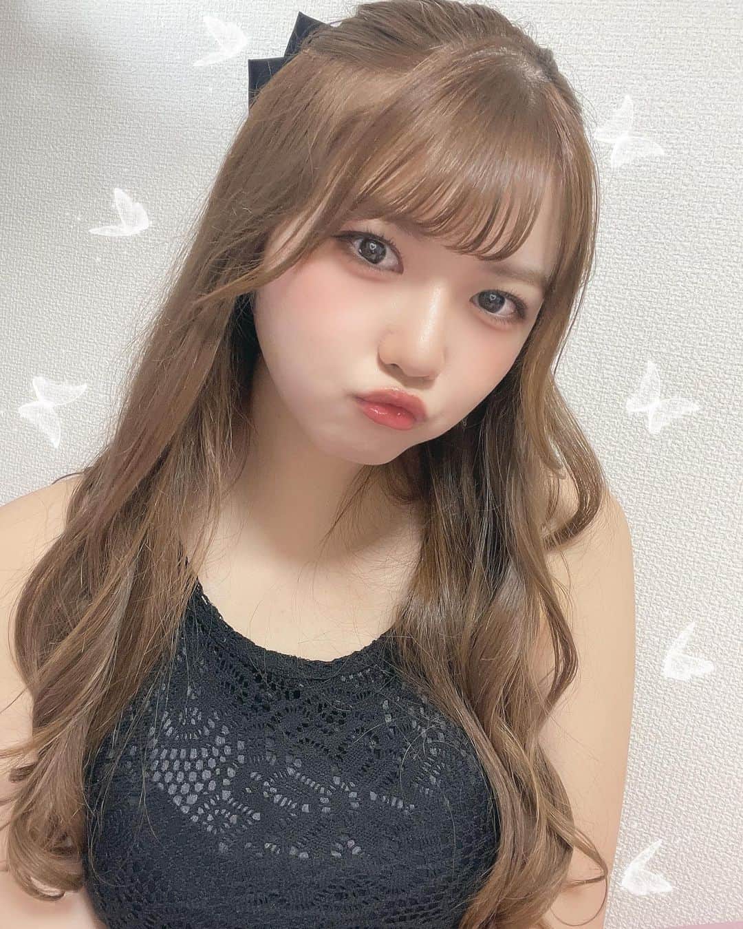 月愛きららのインスタグラム：「シンデレラのオーラはきっとキラキラした蝶々なんだろうな🫧  #自撮り #アイドル #シンデレラ #夢」