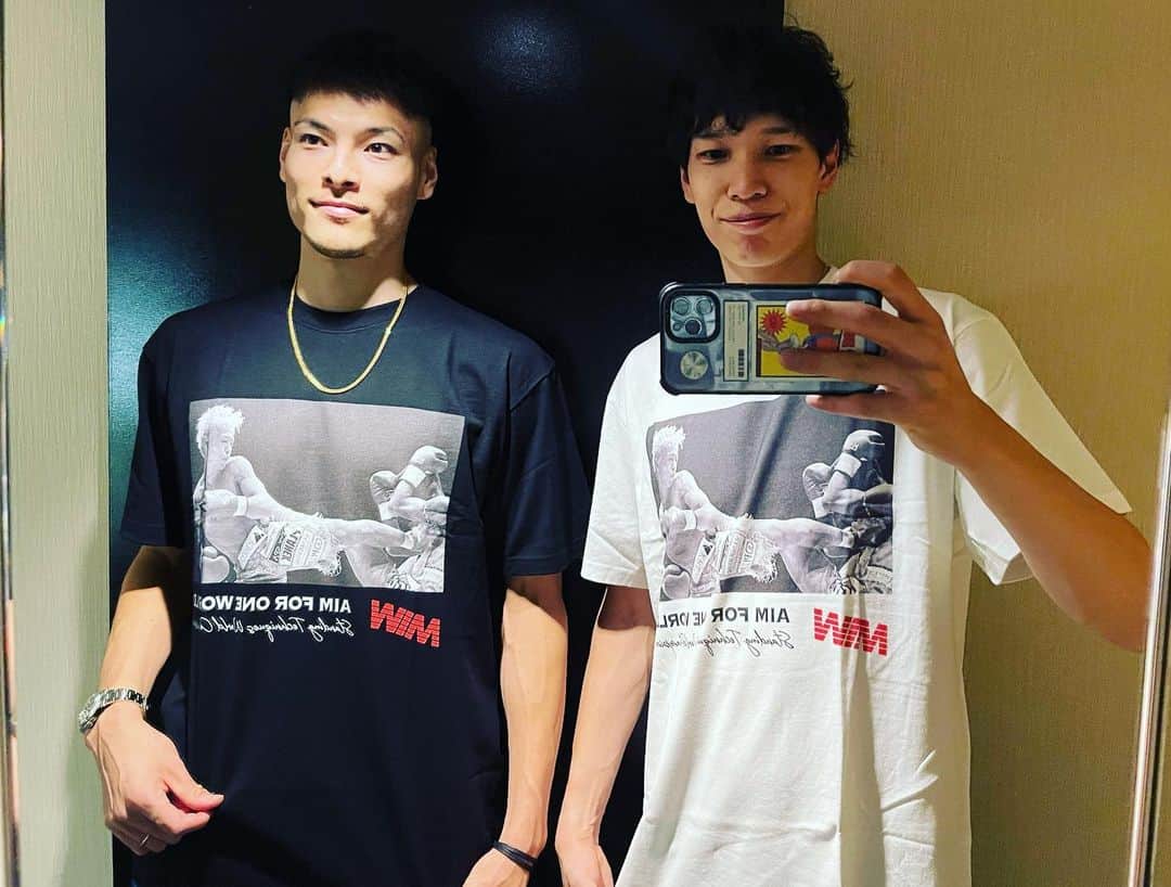 山内晶大のインスタグラム：「. . . MADE IN WORLD×K-1 武尊さんTシャツ！ やっぱりカッコいいよねー💪 . . 健太郎と色違い😜 . . . #madeinworld  #miw #k1」