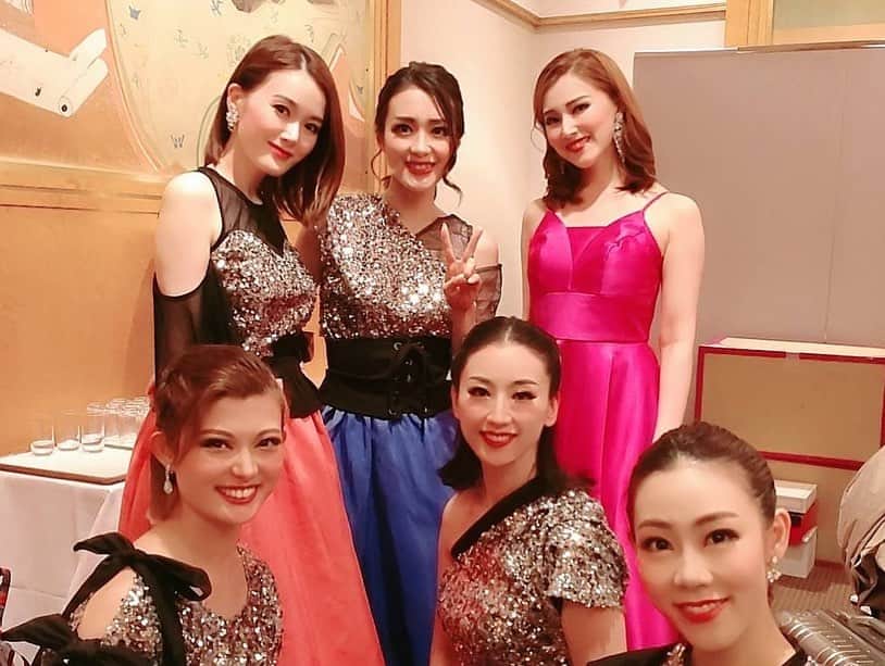 妃乃あんじさんのインスタグラム写真 - (妃乃あんじInstagram)「7月2日、私が大変お世話になっていて憧れの経営者でいらっしゃる方の還暦感謝祭にHuuugとしてショーをお届けして参りました♡  約40分間のショーを大切なメンバーと共に心を込めてお届けしました。  ここはNYかと思うくらい、お客様が盛大な拍手と歓声で盛り上がってくださり、 私たちにとっても感動のステージになりました。  これほど多くの方々に愛される敬子先生は改めてすごいなぁと、、人生を最大限に楽しみ、精一杯生きる敬子先生を見て私ももっともっと人生を一生懸命生きようとそう改めて思いました。  #大浦敬子還暦大感謝祭 #HuuugRevueStage #雅叙園 #美翔かずき　さん #沢希理寿　さん #彩星りおん　さん #菜那くらら　さん #煌海ルイセ　さん #妃乃あんじ」7月4日 22時20分 - ange_hino
