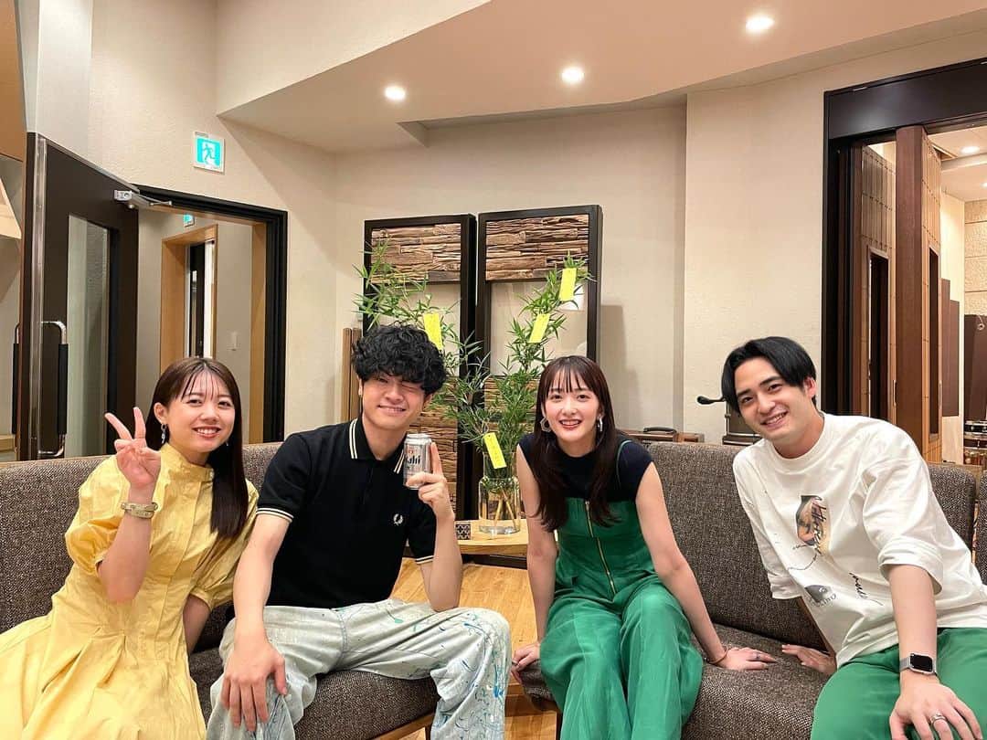 Peppe（緑黄色社会）のインスタグラム：「緑黄色社会 10周年！  口裏あわせていないのにお洋服が緑黄色になっちゃった、超愛溢れた10周年記念日でした 出会うべくして出会った大切なメンバー、緑黄色社会をこれからも末永くよろしくお願いします、いつもありがとう！  💛💚2022.07.04」