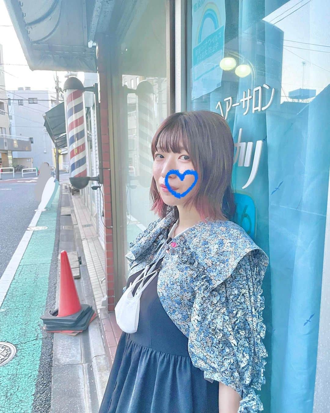 ぱいぱいでか美のインスタグラム：「明日から本現場が始まるぜ . とっっっっても楽しみな舞台が明日から始まります〜！！！！！！ というわけで載せそびれていた聖地巡礼を…… 小関舞さんの女優としての初舞台 『PINKの川でぬるい息』のパンフレットの聖地巡礼💈 思えばあの舞台を見て、改めて小関舞さんに惚れ直したんだよな〜 その後の『DPOP』はダークな世界観でまた新たな一面を魅せてくれて…… 明日から始まる『悪嬢転生』もどんな役どころか楽しみ！ 写真の聖地は、たまたまこの近くで食事をする機会が最近あってやっと行けました🥰 PINKやってた時はまだコロナとかも厳しくて 聖地巡礼もあんまりできてなかったから嬉しい〜 . #聖地巡礼 #でか美ちゃん #マスク痕やばくて #iPhoneの設定でめちゃくちゃ明るくしたけど #どうにもこうにも目立つので #ハートでごまかしました」