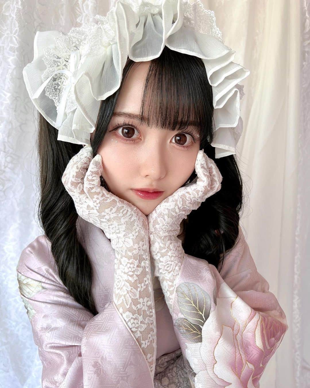 のインスタグラム：「ぴんくちゃん好きでちょ？🎀ིིིིྀ  振袖も可愛く作ってくれて 本当にありがたいです🥺(新成人前ボイス)  和服もこんなに可愛く着れるの凄いね！ ぴんくの振袖最高🅛🅞🅥🅔  #LARME #kimonolarme #振袖 #振袖ヘア #振袖レンタル #振袖前撮り #振袖コーディネート #成人式 #成人式振袖 #成人式ヘア #和服 #kimono」