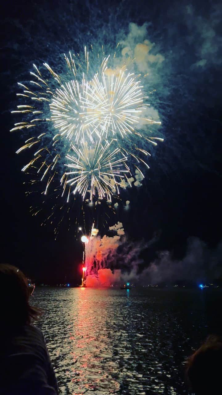 レイチェル・ゾーのインスタグラム：「Wishing everyone a Happy, healthy and safe 4th of July.. sharing a little magic for those that need it 🎇 .. #4thofjuly 🇺🇸」