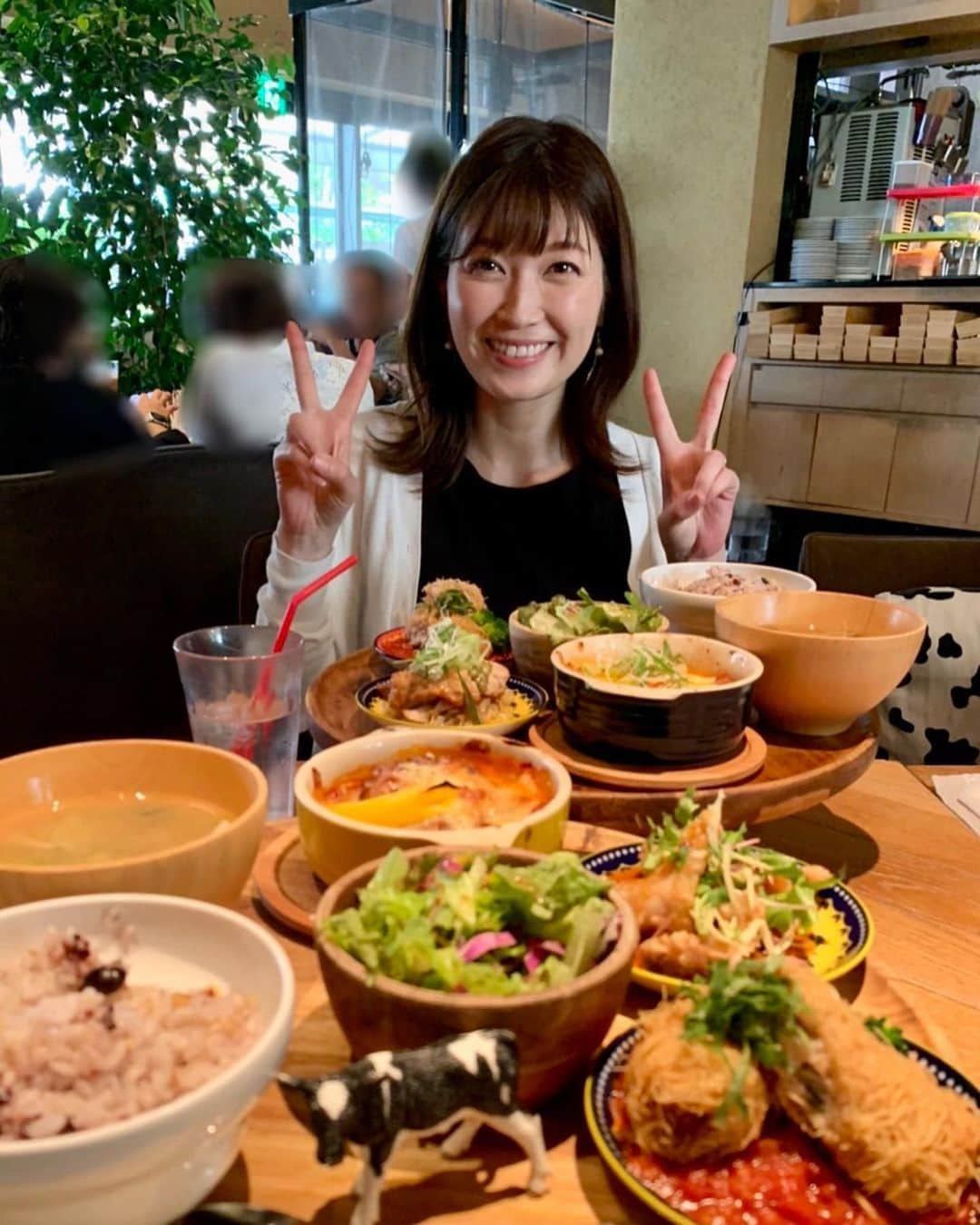 山口実香のインスタグラム：「． 先日、川畑七海ちゃんとランチしてきました。 嬉しくってダブルピース✌🏻😊✌🏻w  久しぶりに会ったのに全然そんな感じしなくって 話し出したら止まらなかったよね😂💗 お互い子供ができて話す内容も子育ての事が大半で！ 情報交換したりして楽しい時間でした✨  帰り際には七海ちゃんからキーホルダーと ミニチュアのティーポットプレゼントしてくれました😍 これ手作りなんだって✨凄すぎる✨ ありがと〜💗  それにしても食べすぎたな😋」