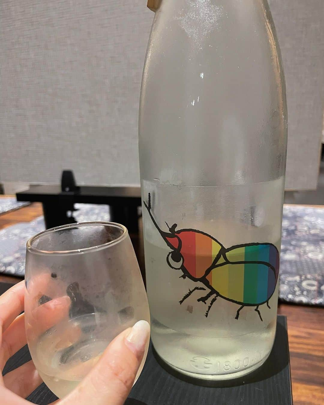 高野祐衣のインスタグラム：「この時期になると飲まなきゃいけない、 仙禽さんのかぶとむし🍉  フルーティーな酸味、 低アルコールで飲みやすい♡ みずみずしくライトな飲み口で 暑い夏にぴったりな日本酒ですね☀️  #日本酒　#日本酒女子 #栃木県　#仙禽　#せんきん #かぶとむし #唎酒師　#酒ディプロマ」