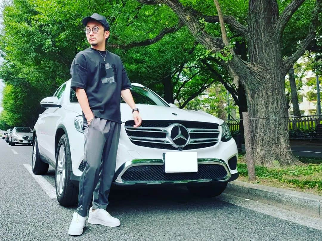 田村一将さんのインスタグラム写真 - (田村一将Instagram)「お気に入りのスニーカーを履いてお出かけ🤗 車も洗車した🚗  スニーカー：セリーナ・ウィリアムズ × ナイキ ウィメンズ エアフォース1 ロー LXX  車：メルセデス・ベンツ GLC  #プロフィール写真 #社長 #経営者 #起業家 #バチェロレッテ #バチェロレッテ2 #撮影 #photo #shooting #渋谷駅 #港区 #港区男子 #nike #airforce1 #エアフォース1 #mercedesbenz #ベンツ #glc」7月4日 16時38分 - tam211