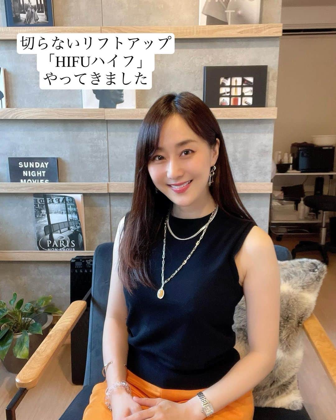 村上麻衣のインスタグラム：「おススメされて、 表参道にあるENAYAA.エナーヤさんで、 【デザイン小顔ハイフ(全顔＋首) +最新の美顔器のコース】を受けてきました！ ⁡ 💠ENAYAA. @enayaa.jp 💠 ⁡ ⁡ 切らないリフトアップ美容施術として有名な「HIFUハイフ」 ⁡ 超音波で筋膜に熱を与え収縮させて、肌の内側から引き締めます⤴︎⤴︎ ハイフは私も以前に受けたことがあり、非常に効果を実感できる美容施術でお気に入りなんですが、ハイフって少し独特の痛みがあるんですね‥😢 リフトアップやたるみ改善に効果があるので人気のハイフですが、痛いから続けられない人もいるのではないかと思います。 ⁡ でもここは、痛みが出にくい機械✨を使っているの❣️ HIFU.comという機械（通称小顔デザインハイフ）で、都内でも導入しているサロンは2つのみ。 さらにヘッドの部分が小さいので、ほうれい線など気になってる部分に細やかに当てられます。 ⁡ そしてさらに、クリニックだと顔と首が別料金のところが殆どですが、 ここは全顔＋首がセットです😆 ⁡ そしてハイフの後は、 ヒト幹細胞美容液を塗って最新の美顔器で、 更にお肌を内側からも外側からもケアしてもらいました！ ⁡ この美顔器、ヒトの手で揉まれているかのような気持ちよさだった〜。 ⁡ 3枚目から私のどすっぴんでの施術様子です。 ⁡ ⁡ 💎受けた感想💎 ⁡ ❁まずハイフが本当に痛くない！安心して受けられました。 痛くないって重要です。 ❁美顔器気持ち良すぎる。 ❁施術直後4枚目☜直後でもわかりました。目が開きやすくてぱっちりした。 頬の高さもあがってる気がする。 ❁これで新規1万円台ってすごい ❁表参道から徒歩4分も嬉しい ❁メイクも落としてもらえます。楽で嬉しかった。 ❁明るい店長さんと2人きり。楽しくリラックスできる時間でした。 ⁡ ⁡ 「これ受けると翌日のメイクのノリが違いますよ」と言われていましたが、実際に翌朝ファンデ塗ったら、すごく艶々してるー😭✨びっくりしました。 ⁡ 短時間で詰めて施術すると効果を感じやすいそうなので、 今週末は美顔器コースを受けたいと思います。 ⁡ どう変化していくか引き続き皆様にご報告しますね😍 ⁡ ⁡ @enayaa.jp ☜こちらからチェックできます✨ ⁡ ⁡ #エナーヤ#表参道エステ #表参道ハイフ#表参道サロン#ハイフ #おすすめ美容 #東京エステ」