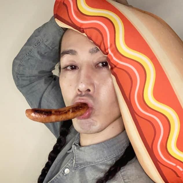 小林尊のインスタグラム：「JULY FOURTH is supposed to about “liberty & justice.. & freedom! What’s Up America?! 🤷🏻‍♂️ FRIENDS IN THE US~  I’m in Japan this year, but this day is still in my ♥️ & I will grill some hot dogs here for you.   アメリカ独立記念日 グレートブリテン（イギリス）の植民地支配からの独立を祝う 解放、自由、正義  の象徴的な日 いま、アメリカ国内はどうだ？！🤷🏻‍♂️  この日だけで、一億5,000万本以上のホットドッグが食べられるんだ。自分にとっても、ホットドッグガイとして知られるようになった特別な日。日本でホットドッグを焼いて過ごしてまーす  #julyfourth #takerukobayashi」