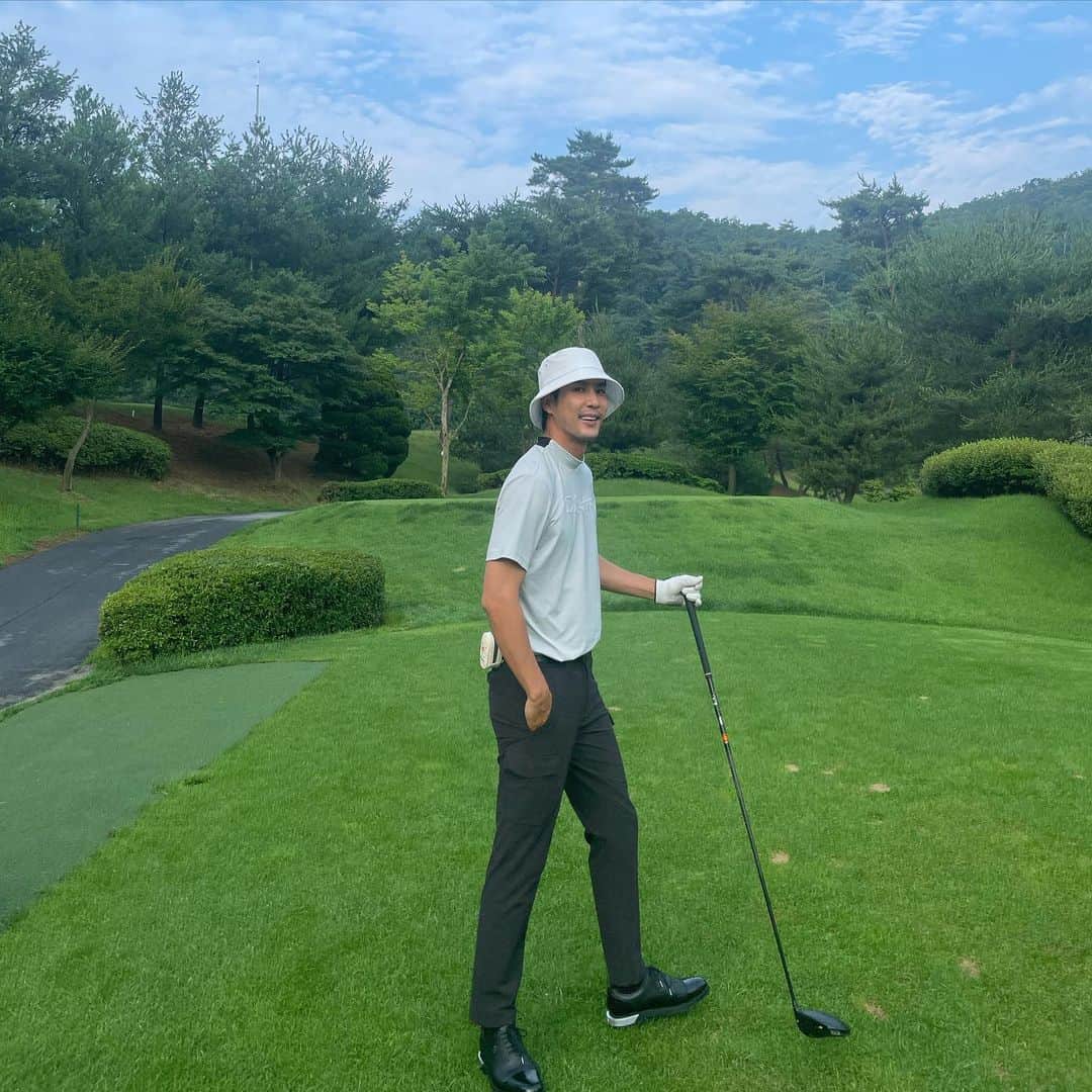 キム・ジソクのインスタグラム：「타수를 패션으로 줄이는편. 🏌️‍♂️  #광고 #piretti #피레티 #프리미엄골프웨어」