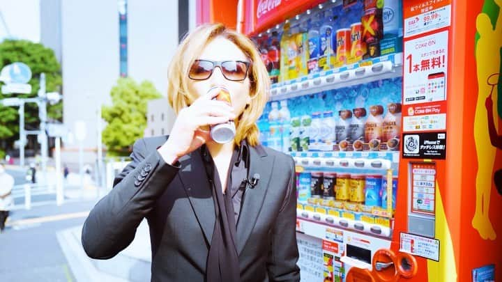 YOSHIKIのインスタグラム：「I bought RealGold X at the vending machine. 自動販売機でリアルゴールドXを買ってみた。  Yoshiki  https://www.youtube.com/watch?v=Q5-qR79dnSE  @realgold_xy  #yoshiki #xjapan  #realgoldxy #リアルゴールドxy #cocacola #やってみた シリーズ #コンビニ に続いて第2弾 #RealGoldX を #コークオン で買ってみた」