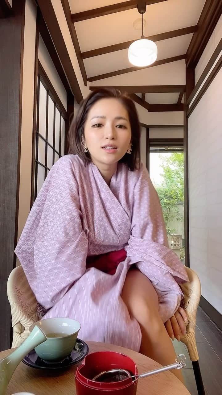 平沼ファナのインスタグラム：「全体的にわざとやでぇええええ  一気に手と足のネイル見せたかってんけど ぜんぜん見えへんくて、それはおっちょこちょい！ ほんで加工薄ない？大丈夫？？  @theonage.salon.hirano @m.theonage  アットホームでネイル技術100点👏 カーブもカタチも良くてリーズナブルでオススメサロン♡」