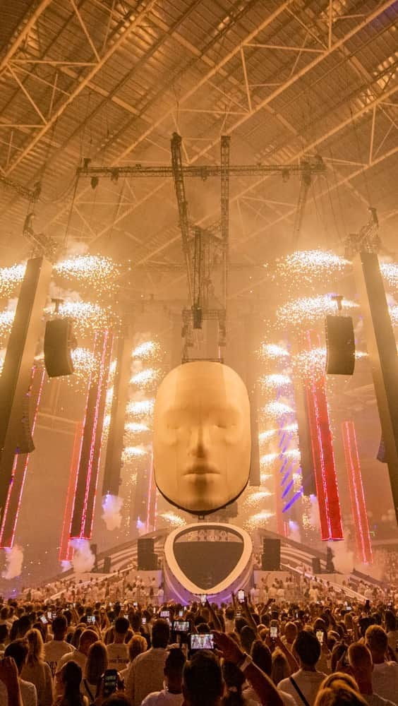 Sensationのインスタグラム：「ACRAZE went out with a bang as the third fantastic DJ to hit the main stage.  The energy of the crowd felt through the ArenA and the good news is. YES!  #sensation2022 #YESTOALL #geen18geenalcohol」