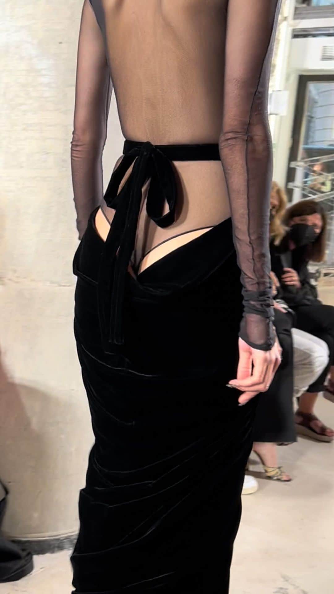 ペニーレ・タイスベックのインスタグラム：「Yesterday’s beautiful @maisonalaia show @pieter_mulier」