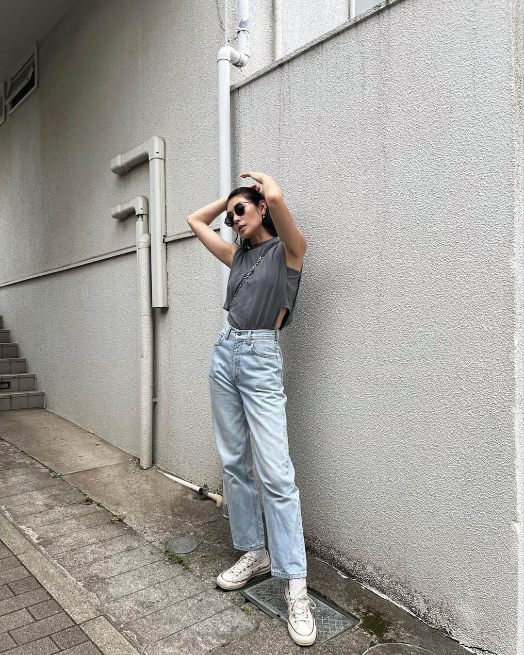 のインスタグラム：「サイドが肌見せで可愛い🤤 . . 撮影の時からずっと欲しかった トップスゲット❤️‍🔥 @to_unitedarrows_official  . . 私服に合わせてるけど、 スパッツに合わせて トレーニングやヨガの時にも😘🫶 . . 普段着とトレーニング着の境目がなくなってきた 今日この頃です。 . . 3枚目は 最近主食なとうもろこしと一緒に 🥰🌽 . . ⚫︎tops @to_unitedarrows_official  ⚫︎jeans @levis  ⚫︎sneaker @converse   #ootd #to_unitedarrows_official  #tounited  #yoga  #sportwear  #workout #pilates  #training  #meditation  #unitedarrows #unitedarrowswomen #streetphotography  #casualstyle」