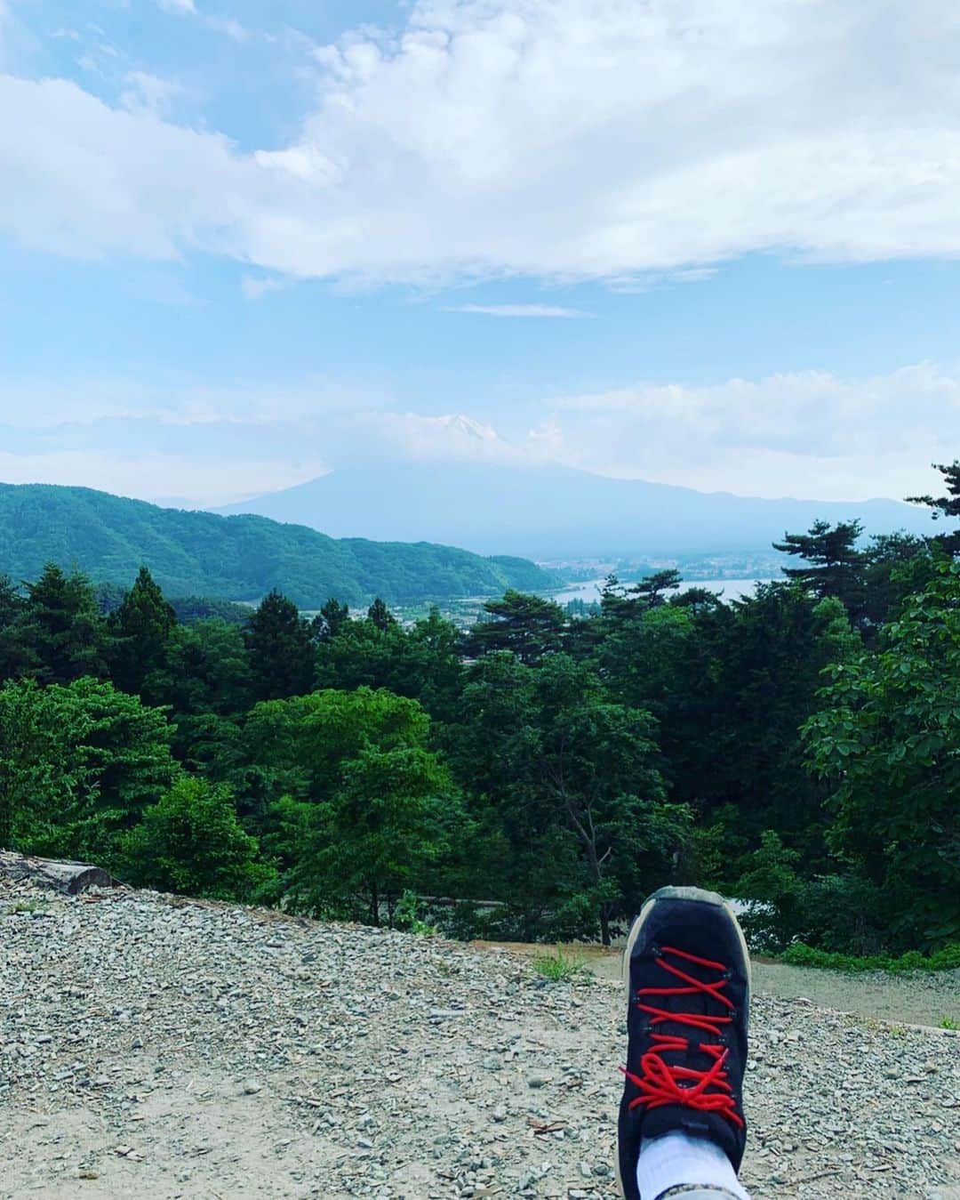 のインスタグラム：「岸です。ちょっと前に行ったユースケのキャンプ。 #河口湖 #夜大雨 #朝ベーコンエッグマフィン #またいこ #ダイアンユースケ #岸大介 #太秦の空き時間 #何してますのん」