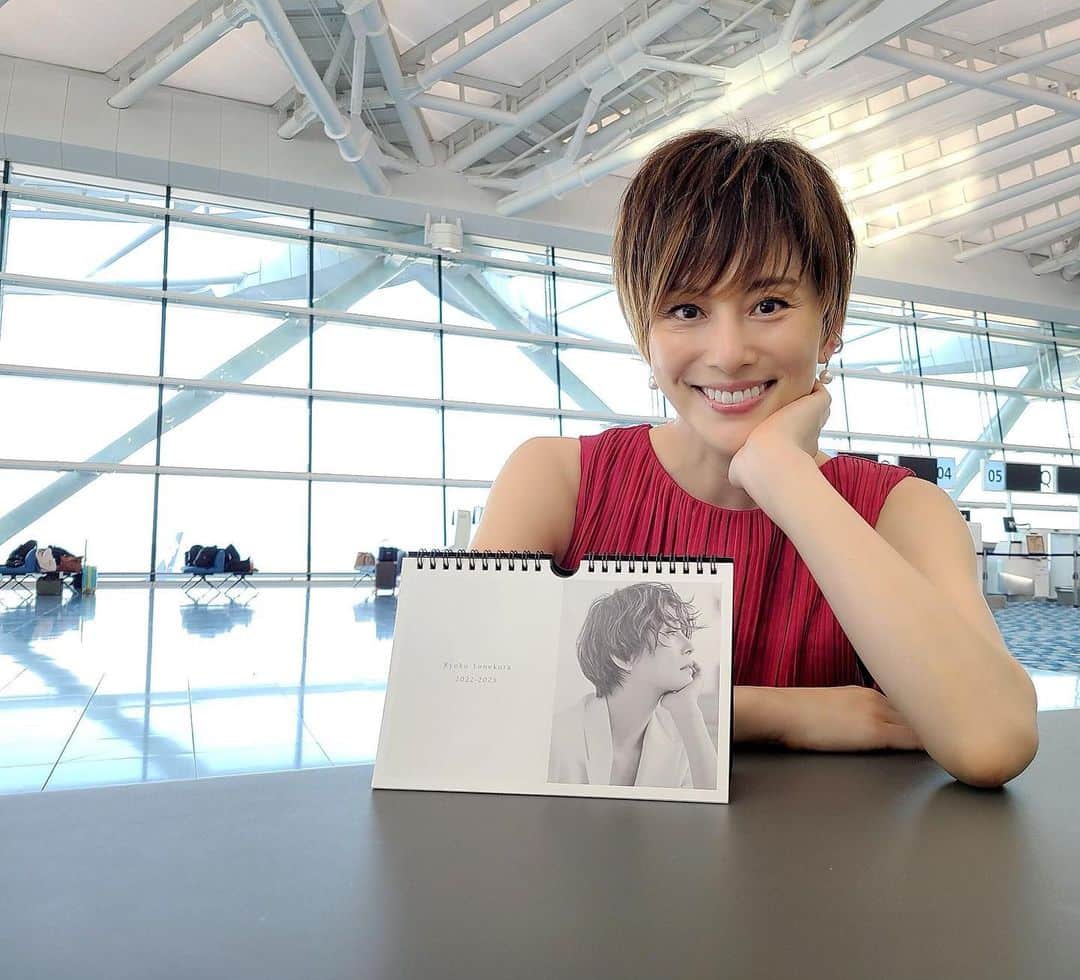 米倉涼子のインスタグラム：「みなさんこんにちは お元気ですか？ さて、ファンクラブの皆さんからのリクエストで、 恥ずかしながらカレンダーを作りました♪ わざわざ遠くまでロケに行ってきましたよ^_^ ⁡ 私の誕生月でもある8月からのカレンダーですが、おまけで来年の12月までのロングカレンダーになります✨ ⁡ 近々よねさんちで販売開始になりまーす‼︎ どうぞよろしくお願いします❤️ ⁡ ⁡ Hi - how are you all? Well, we made a calendar as requested by my beloved fan club members♪ Traveled quite far for this calendar shoot ^_^ ⁡ This extended calendar will start from August, my birthday month, till December 2023 ^_^ ⁡ It will be on sale at Yonesan-chi very soon! Many thanks for your support❤️  #thankyouforyoursupport  #卓上カレンダー  #よねさんち」