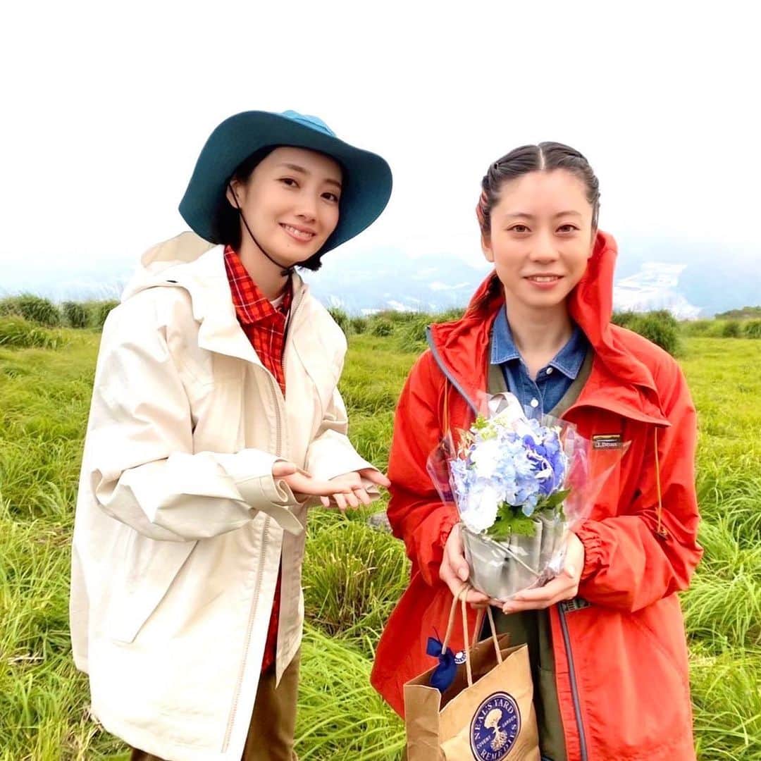 のインスタグラム：「＼Happy Birthday🎂／  本日！7月4日は 小梅の親友・ミコト役 #SUMIRE さんのお誕生日🎉  絶景の山頂でお祝いすることができました⛰✨  #波瑠 さんとSUMIREさん 初めての二人のシーンの撮影にも関わらず 終始本当の友達のように仲良く話している姿が 微笑ましかったです☺️  ドラマの中では 登山が趣味の小梅とミコト 毎回、山で本音をぶちまけます📢💥  シュールな二人のやりとりと やまびこにも注目して 見ていただきたいです😂  #魔法のリノベ #まほリノ #カンテレ #月10ドラマ」