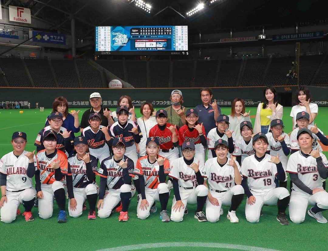 椿梨央のインスタグラム：「7月2.3日オリックスバファローズ戦⚾️ 北海道女子軟式野球チームの選手が場内スタッフを務めました！ . 初の試みという事で沢山の方々に 女子野球を知って頂けるきっかけとなり大変嬉しいです😌💕 ガールズシリーズに 女性が輝けるイベント最高でした✨ 選手も楽しかったと笑顔でしたね💓 . . . ガールズシリーズお疲れ様でした❤️‍🔥 . . . #野球 #野球女子 #女子野球 #北海道女子軟式野球　#軟式野球 #北海道日本ハムファイターズ #ファンは宝物 #ガールズシリーズ @fighters_official  @shinjo.freedom  . . . 是非一度女子野球の試合も見に来て下さいね^^」