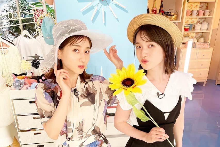 のインスタグラム：「ABEMAオリジナル企画 『あざとディクショナリー』みんな見てますか〜❓ ⁡ 視聴者のみなさんからいただいた 〜こんな時どうしたらいいですか？〜という 生の声をみな実さんと私、山里さんで 答えております‼️ ⁡ ABEMAでしか見られない企画ですので ぜひご覧ください🫠✌️ 私たちも、巷ではこんなことがあるのね〜と とっても楽しんで話しています🐱 ⁡ 通常回にしろこちらにしろ 打ち合わせをまったくしないのに 三者三様の答えが出てくるところに 奥の深さを感じています✌️ ⁡ 佐々木莉佳子さんの写真を合法的に頂いたので 載せておきます✌️❤️」