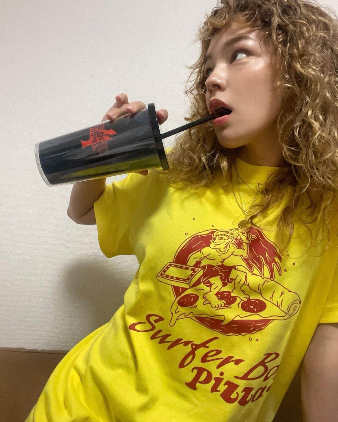 ステファニーのインスタグラム：「☄️💥❤️‍🔥⚡️🧠🕸 「ストレンジャー・シングス未知の世界」シーズン4 vol.2 が7月1日からNetflixで全世界独占配信されています！ みんなはもう観た？！ ずっと待ってたからもう夢中になって観てるよ〜！！！ ネタバレしちゃうから言えないけど、とにかく面白すぎる。 みんなも観てね！ 明日のイベントも楽しみだなぁ♡。 グッズを身に纏って今からワクワクしてる。 明日このMACとのコラボコスメでメイクして、お出かけ しようっと♡。 (Tシャツもタンブラーも可愛いでしょ。) ストレンジャーファンの人🤚？  #love #movie #netflix #promotion #strangerthings4 #ストレンジャーシングス #ストレンジャーシングス4」