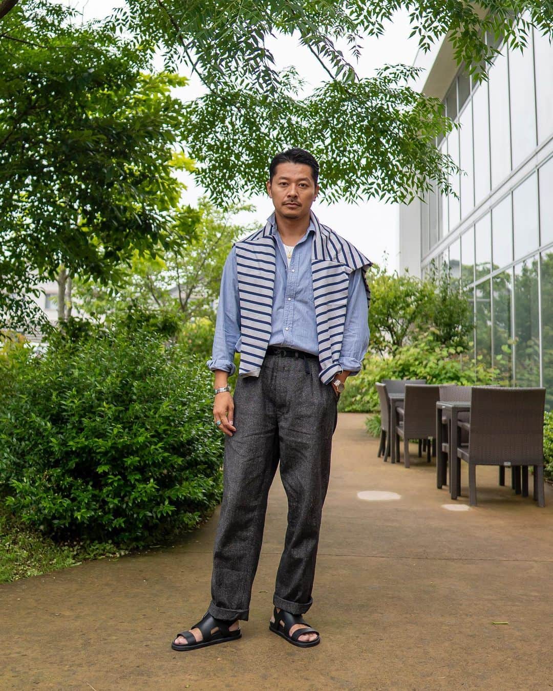 高田朋佳のインスタグラム：「When I work in my neighborhood, I wear relaxed and fine clothes.  定番的な組み合わせも色や素材がアップデートされるだけでとてもモダンに表現出来ます。 COLONY CLOTHINGで買い付けをしている洋服はそんなさり気なさも大切にしています。  #modernclassic #colonyclothing #auberge  #メンズファッション #バイヤーのお仕事」