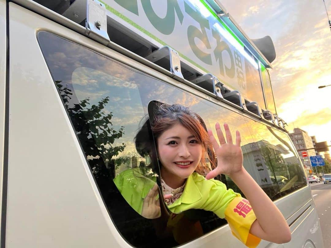 新藤加菜のインスタグラム：「. 車から手を振ってご挨拶もしています🫶 夕焼けがいい感じで、尊く後光がさしている✨ 見かけたら声をかけてくださいね。  そして東京選挙区はえびさわ由紀！  #参議院選挙  #日本維新の会 #選挙に行こう  #選挙ウグイス  #選挙 #東京選挙区 #東京 #election」