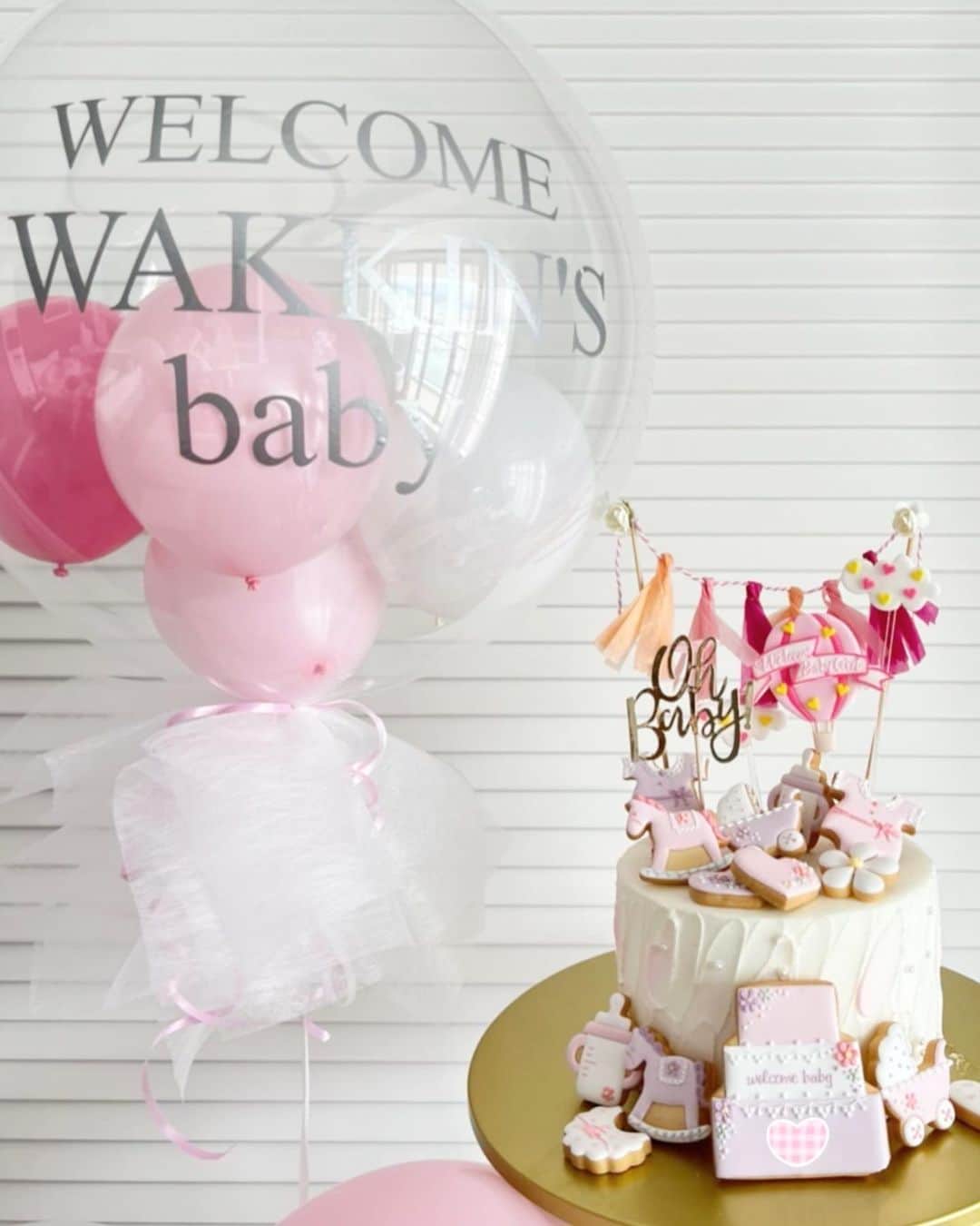 のインスタグラム：「私だけ夜から合流だったので、1人でお部屋に入ると♡とっても可愛いbabyshowerを用意してくれていた（；＿；）♡日頃からサプライズ苦手な3人なのに(笑)、振り絞って色々と考えてくれて準備してくれたと思うとそれだけで嬉しい。この日を迎えるまでのエピソードも聞いて更に愛感じた♡ピックもクッキーも何もかも可愛すぎ！と言いながらもクッキーは我慢出来ずしっかり頂きました＼(^o^)／笑  @ayuohashi  @shizucap  @erinaaa0218  sugarpick:#sugarposy @sugarposy  cookie: @beautyblessing333  ballon: #balloonballoon @balloonballoon81  #babyshower#ベビーシャワー#妊娠9ヶ月#マタニティ」