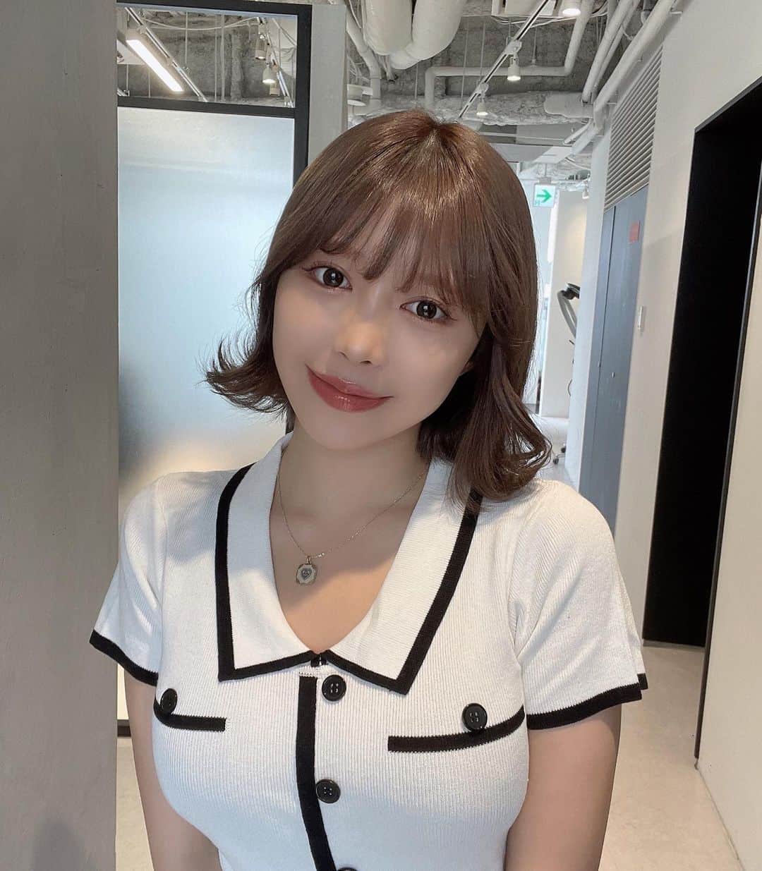 のインスタグラム：「ストーリーで好評だったので載せちゃう🤍  久々の暗髪、お気に入りです☺️ そしてトリートメントでつやつや、、 ネオケンヤいつもありがとうございます🥹🫶🏻」