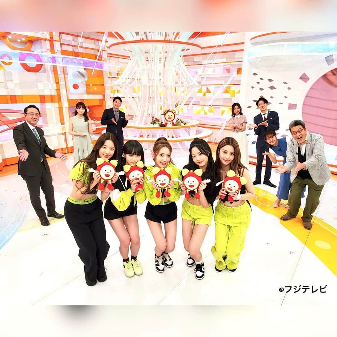 フジテレビ「めざましテレビ」さんのインスタグラム写真 - (フジテレビ「めざましテレビ」Instagram)「#LE_SSERAFIM が生出演🎉 スマイルチャージやじゃんけんにも 登場してくれました👍  自己紹介、とってもキュートで素敵でした😍  FEARLESSの生パフォーマンスも 圧巻でした❗️  #めざましテレビ」7月4日 20時37分 - mezamashi.tv